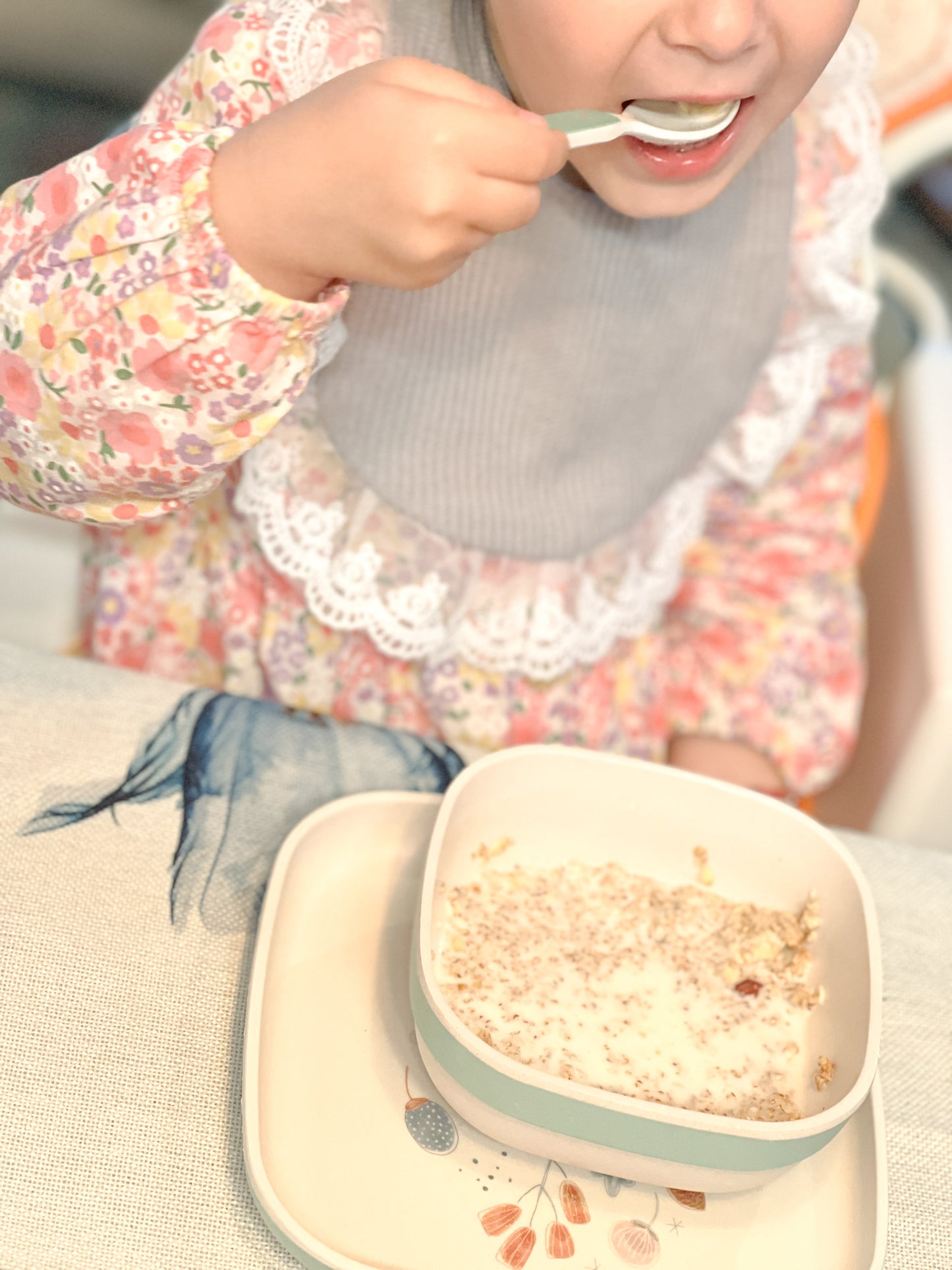 Elegantna portikla sa čipkom - Siva